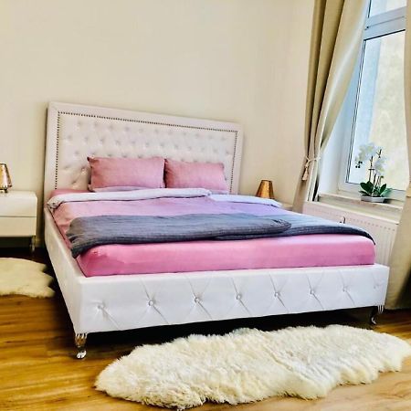 Attraktive Wohnung Mit Balkon Zum Gruenen Hinterhof Σβερίν Εξωτερικό φωτογραφία